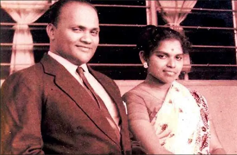 Portrait d’Appapillai Amirthalingam et de son épouse Mangayarkarasi, assis côte à côte.