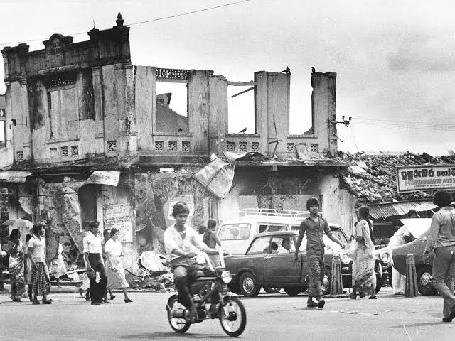 Commerces tamouls détruits à Colombo lors du Juillet noir 1983.