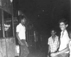 Immeubles calcinés dans un quartier tamoul de Colombo après les pogroms du Juillet noir 1983.
