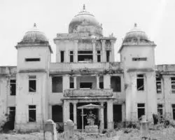 Ruines et livres calcinés de la bibliothèque de Jaffna après l’incendie du 31 mai 1981.