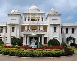 Bibliothèque publique de Jaffna reconstruite, réouverte au public en février 2004.