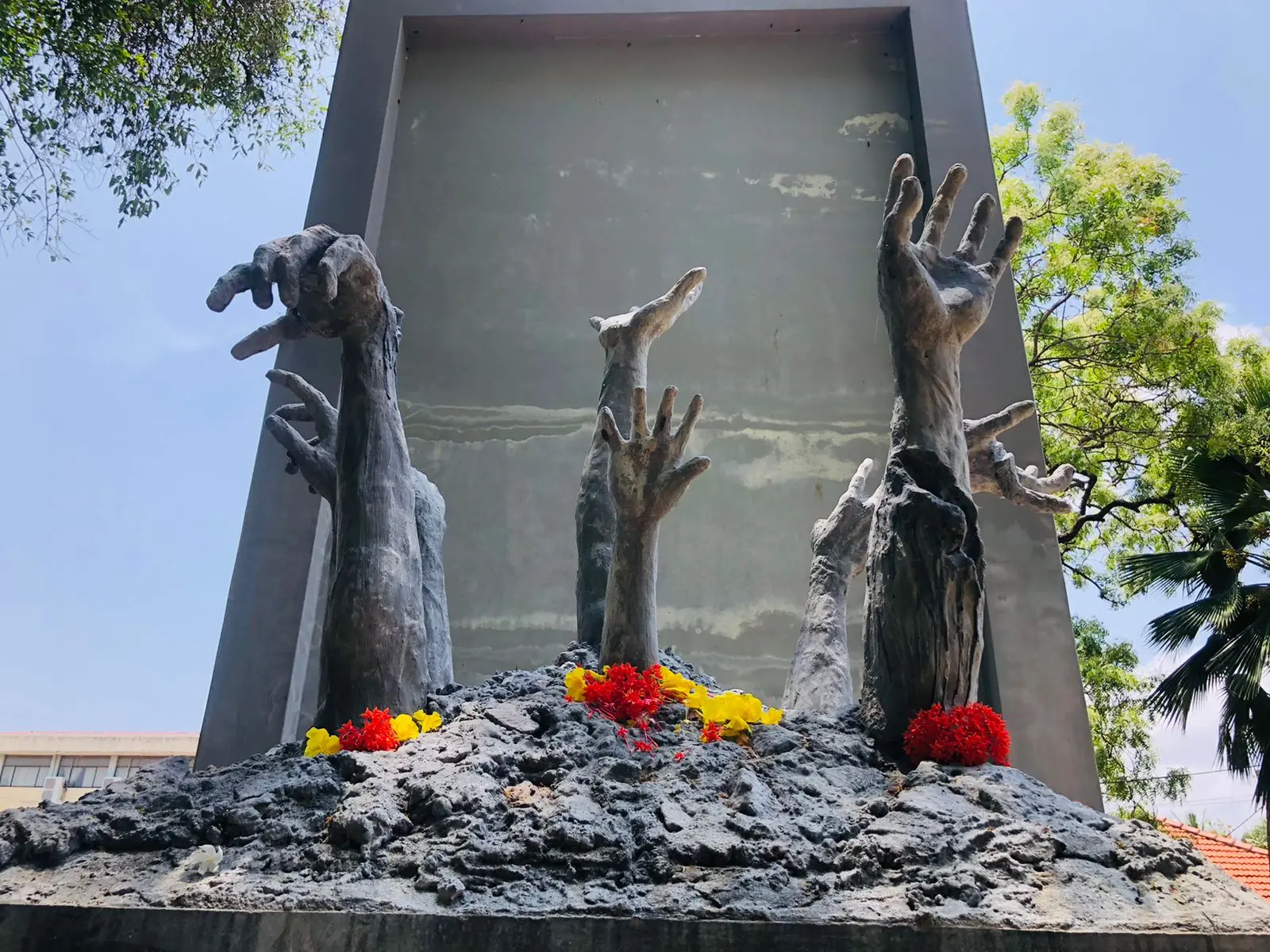 Hommage aux victimes de mullivaikkal à l'université de Jaffna