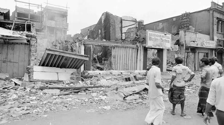 Une de journal sur les pogroms anti-tamouls du Juillet noir 1983 au Sri Lanka.