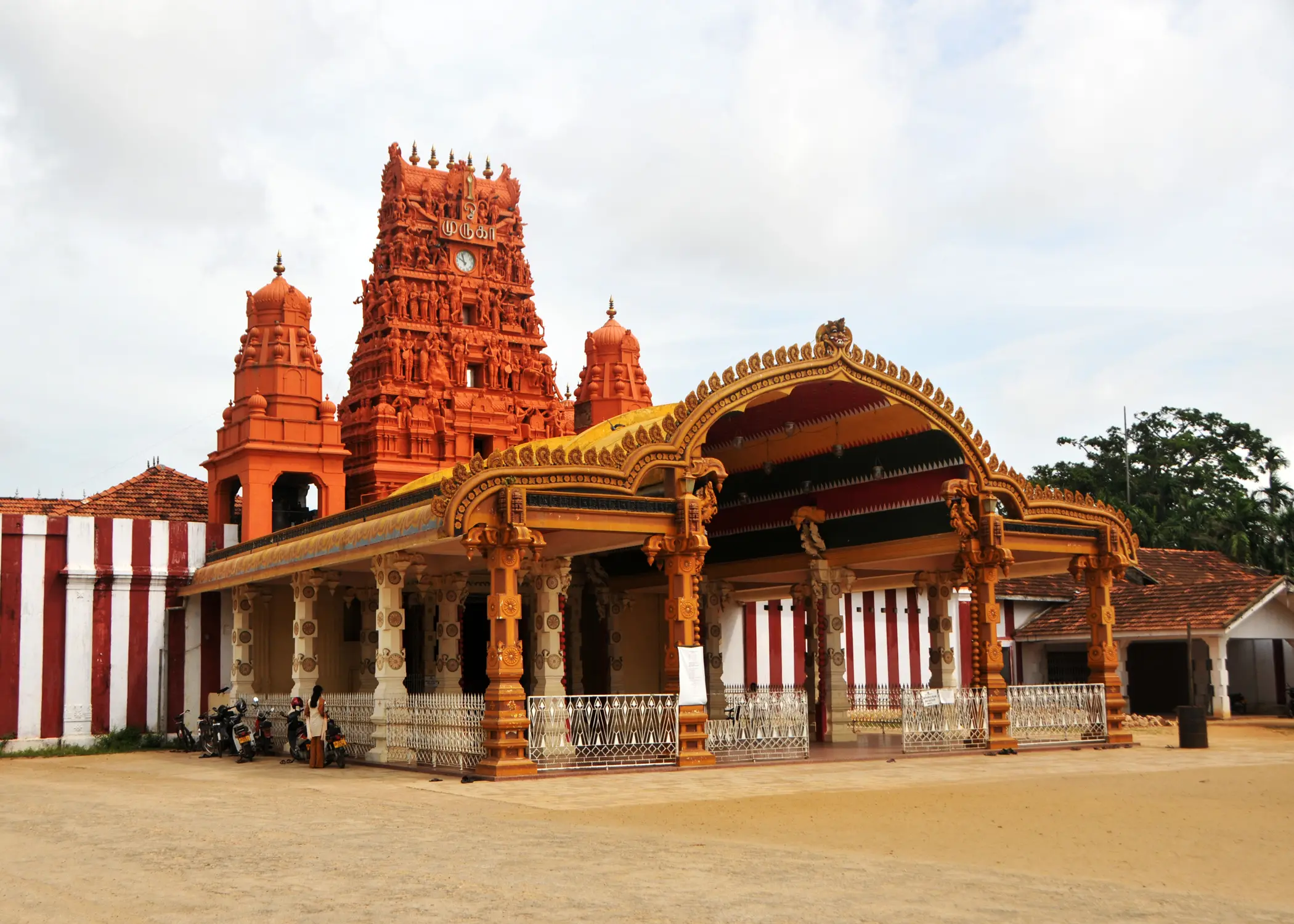 Façade et gopuram du temple de Nallur Kandaswamy, à Jaffna.