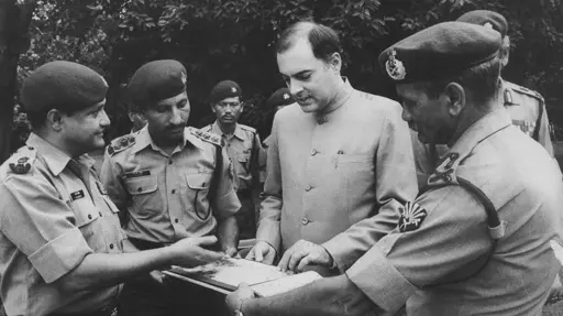 Rajiv Gandhi en briefing avec des officiers militaires indiens — contexte du déploiement IPKF, 1987
