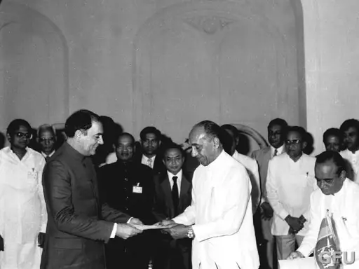 Rajiv Gandhi et J. R. Jayewardene échangent le document des accords indo-sri-lankais, 29 juillet 1987