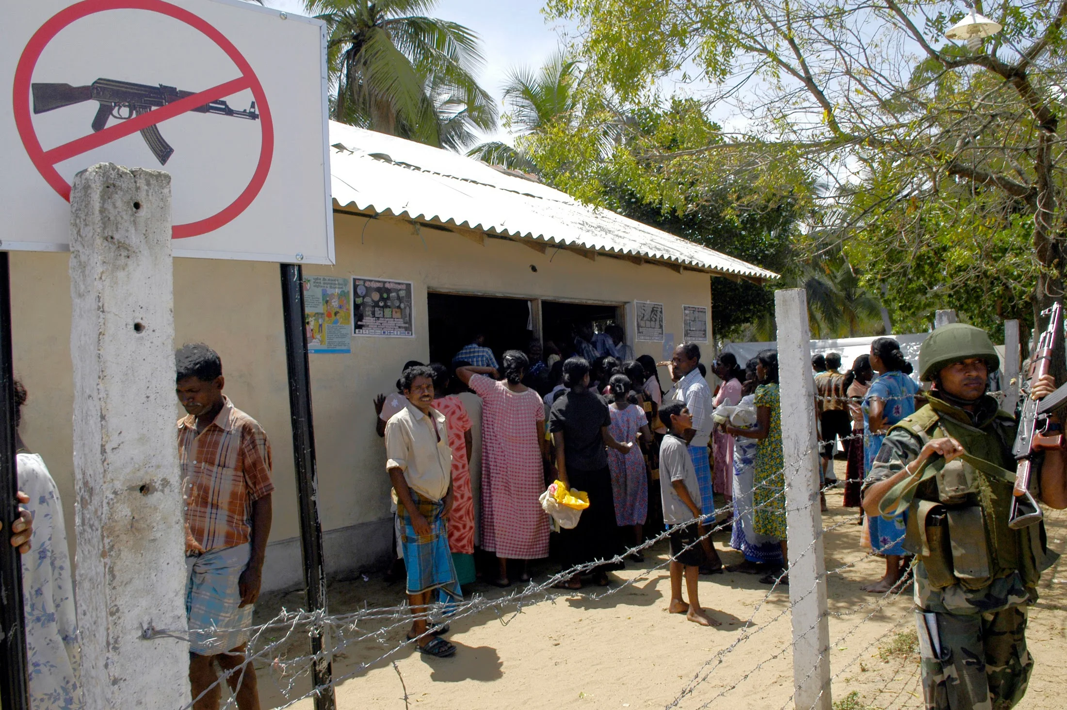 Civils tamouls sri-lankais déplacés lors d’un contrôle en zone de conflit