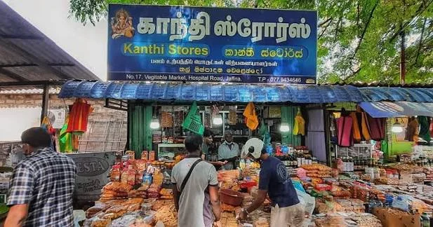 Enseigne en écriture tamoul dans une rue de Jaffna, Nord du Sri Lanka.