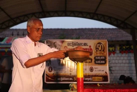 Commémoration du 50e anniversaire de la résolution de Vaddukoddai (2026) : allumage d’une lampe devant une banderole TULF.