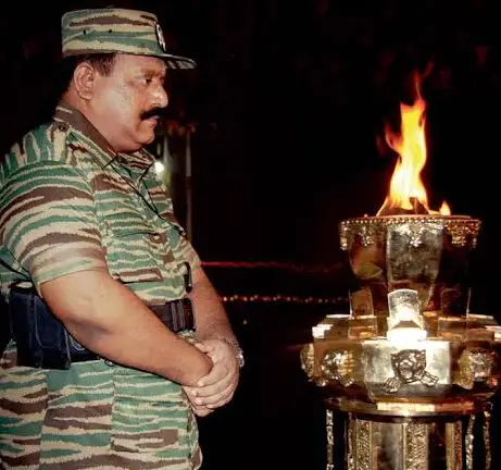 Portrait de Velupillai Prabhakaran de la commémoration pour le maaveerar naal