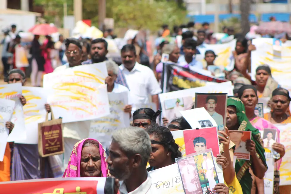 Manifestation à Mullaitivu — familles portant des portraits de proches disparus.